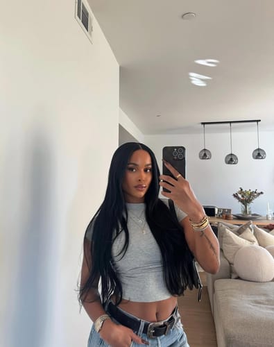 Customer photo review of Black Edition Silky Straight Glueless Wig 5x5 HD Lace Invisible Knots 180% Density