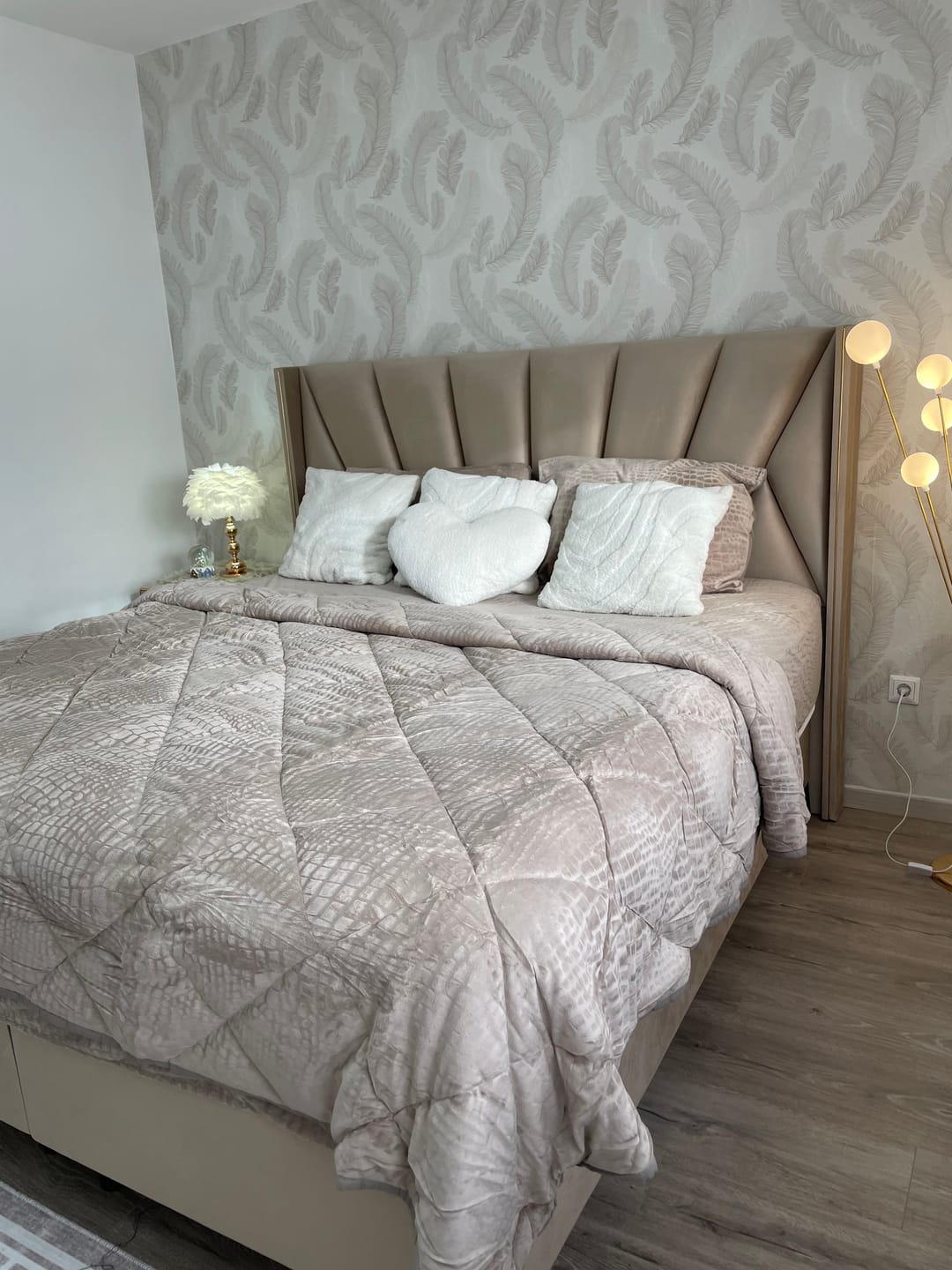 Customer photo review of Kussenslopen Velvet Snake Skin Desert Taupe 60x70 cm 2-pack