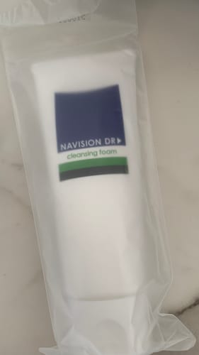 レビュー投稿者のナビジョンDR クレンジングフォーム。透明な包装に入っています。