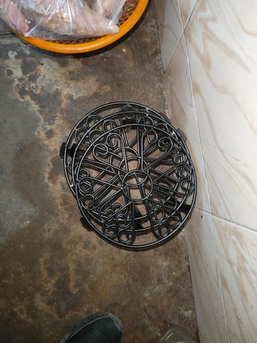 Customer photo review of UnitedCrafts Trivia Metal Pot Stand High Quality & Unique Design