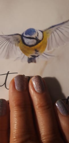 Nahaufnahme der Nägel einer Kundin mit den 'Pastel Jungle' Nagelfolien, die ein pastellfarbenes Leopardenmuster zeigen.