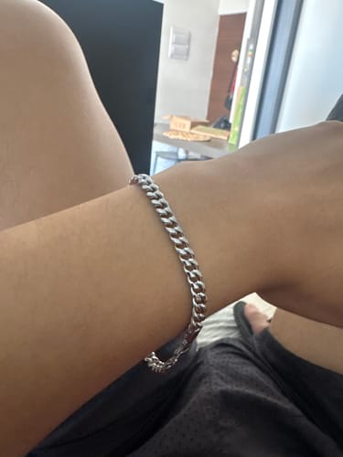 Cliente mostrando la Pulsera Miami Cuban de 5mm en su muñeca.