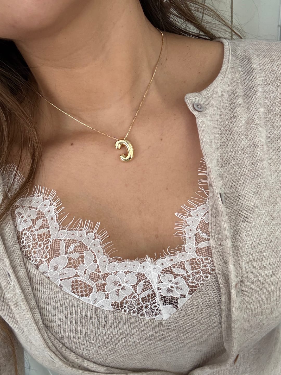 Customer photo review of Collar Dorado Liso Inicial Balloon