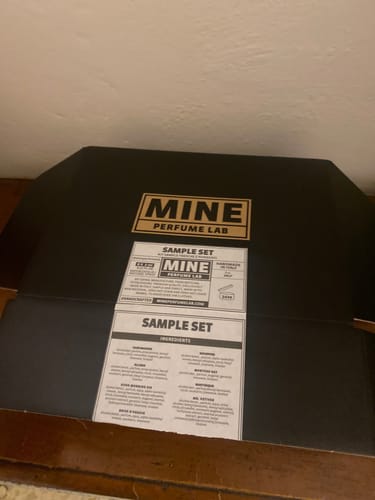 Recensore mostra la confezione aperta del Set campioni fresche e pungenti, con gli inserti informativi visibili all'interno.