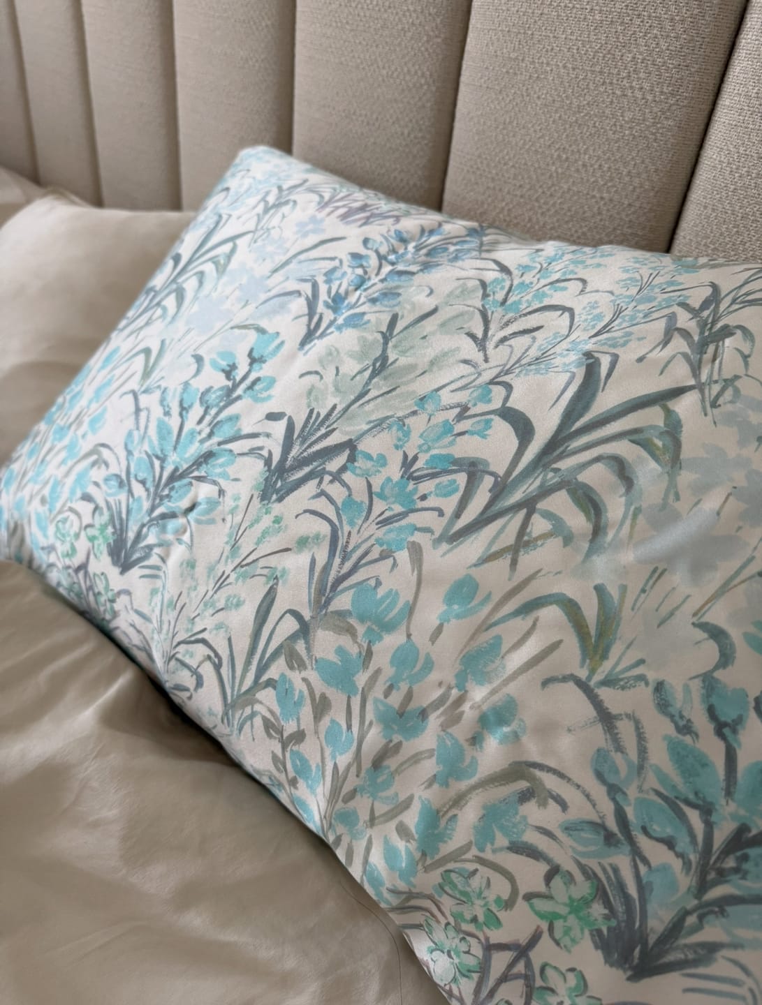 Customer photo review of Aqua Dreamscape Pure Silk Pillowcase
