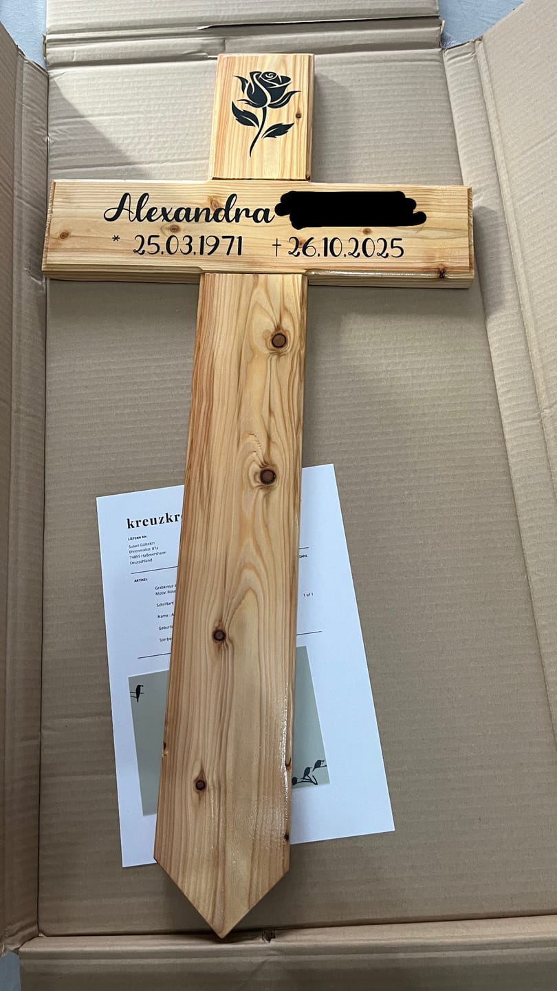 Customer photo review of Grabkreuz aus Holz mit Namen und Motiv