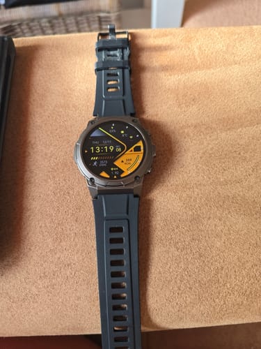 Recensent toont het zwarte Gard Pro Ultra 3 horloge met het digitale scherm aan.