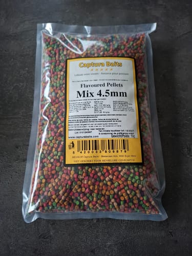 Recensent toont de 1kg-verpakking van FLAVOURED PELLETS, een zak gevuld met een kleurrijke mix.