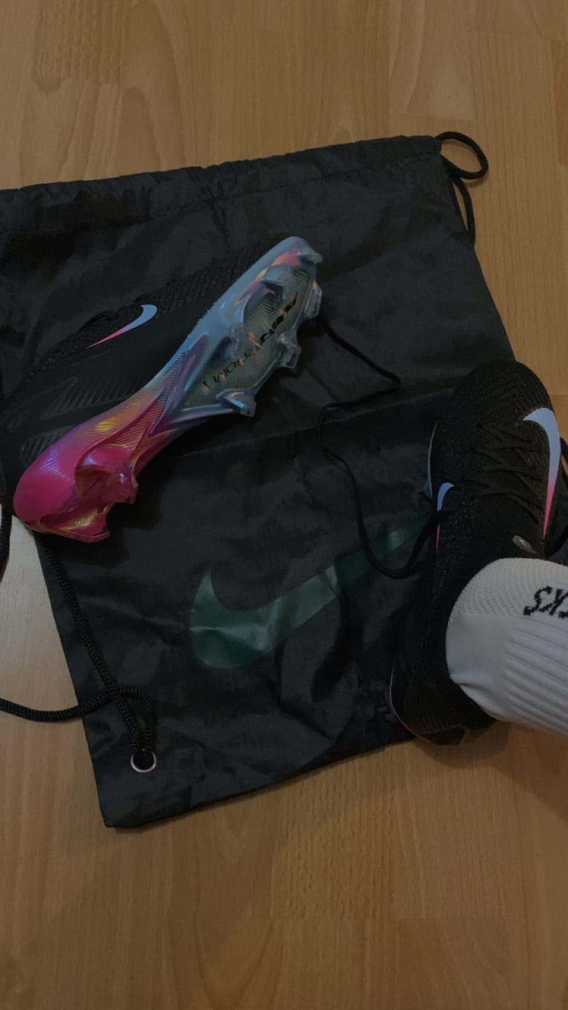 Customer photo review of Vapor 16 Nike by You FG - Noir/Bleu/Rose