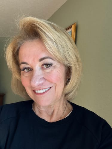 Reviewer smiling, showcasing the sleek, dark finish on her lashes from the Night Line® Sealer.