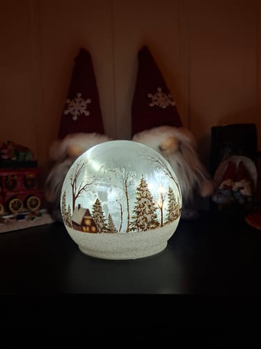 Anmelderens Lyslykt LED hytte tent i et mørkt rom, med julepynt i bakgrunnen.