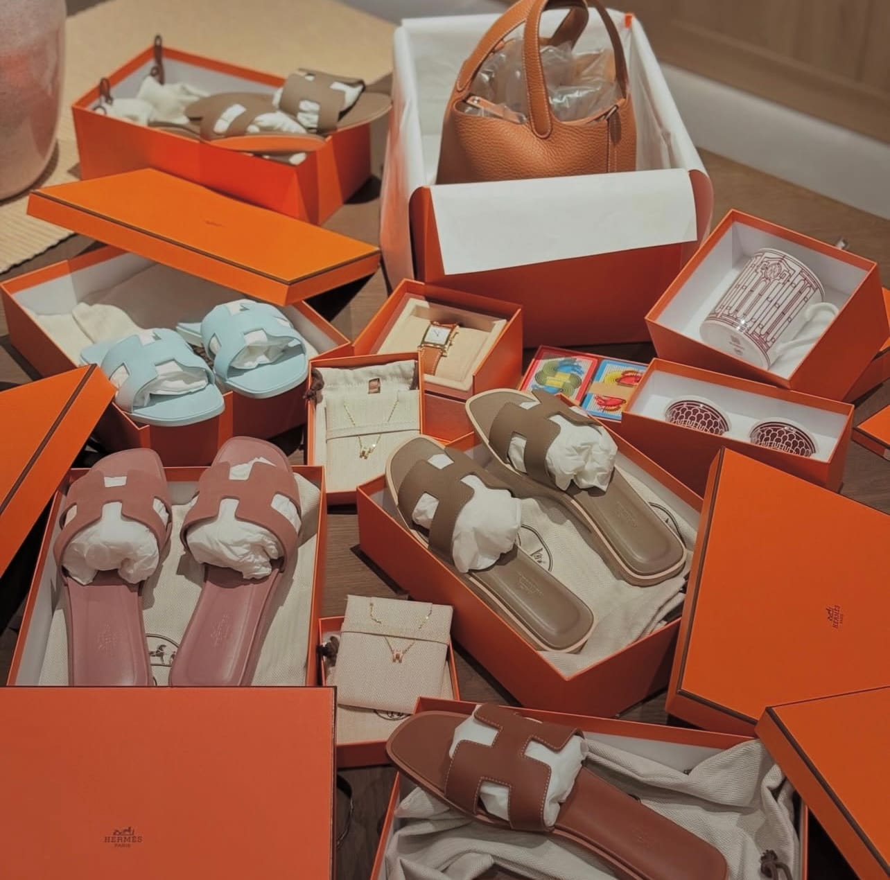 Customer photo review of Hermès Oran Bleu Glacier sandals