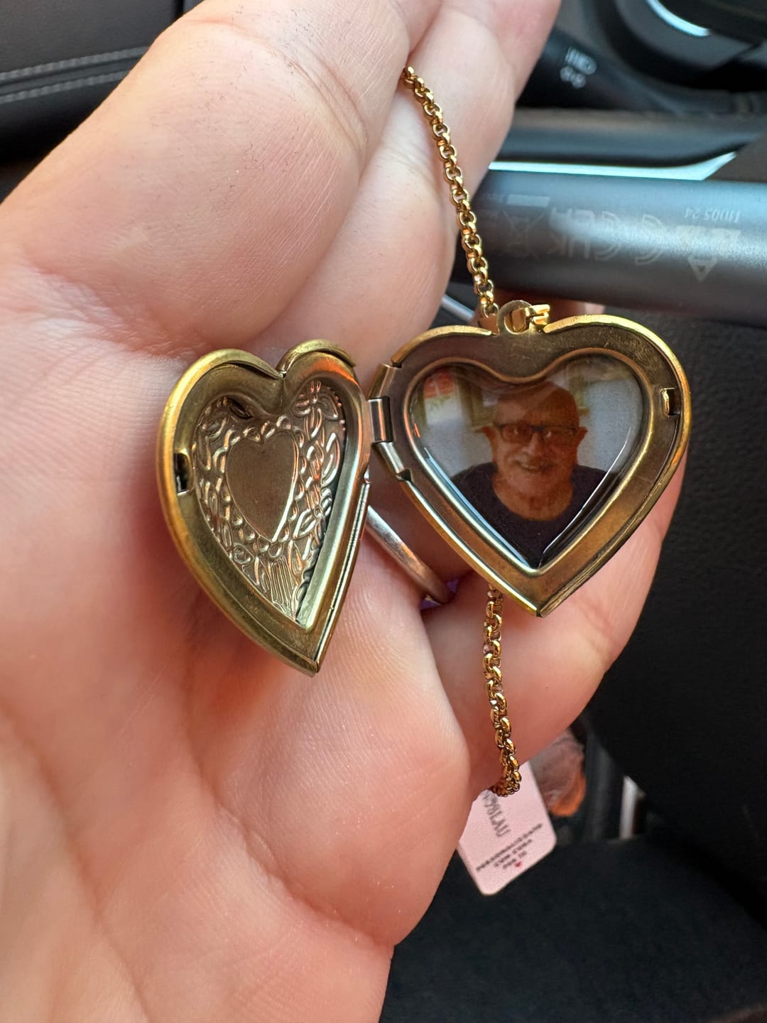 Customer photo review of Collana Cuore Apribile in Acciaio Inox Oro con Foto Personalizzata Iniziale e Testo | Gioiello Elegante