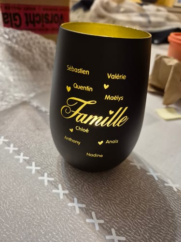 Photophore Famille d'un client, noir mat, gravé avec les prénoms de la famille en doré.