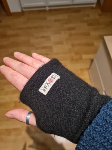 Customer photo review of Upcycling Kaschmir Handstulpen Schwarz