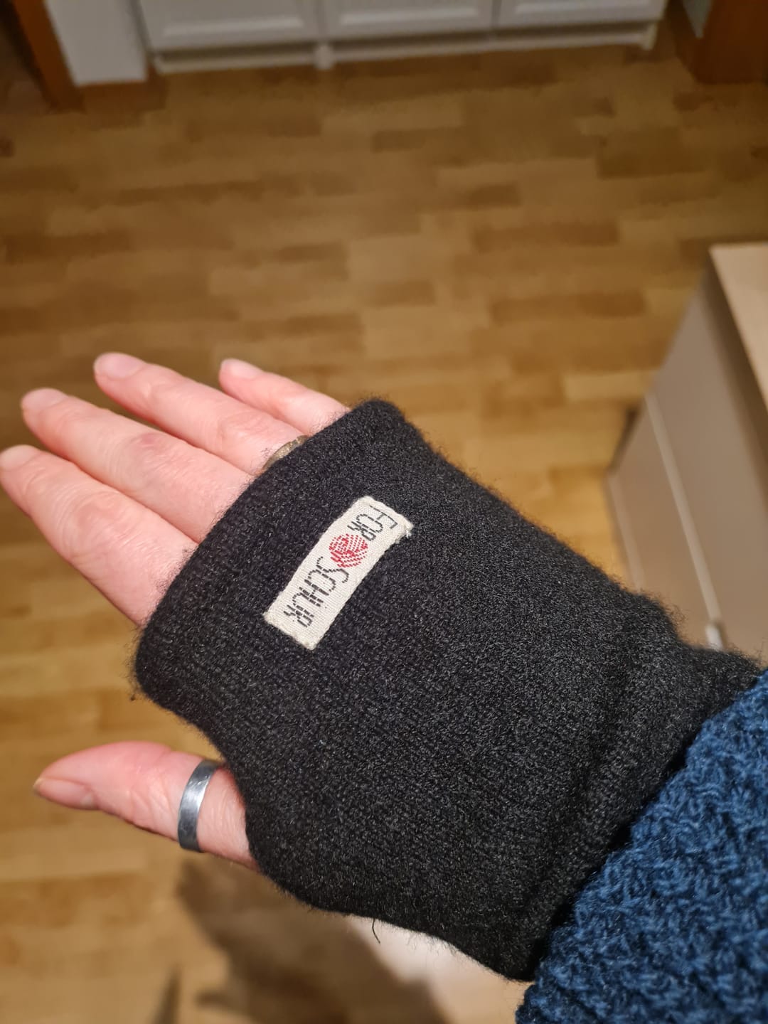 Customer photo review of Upcycling Kaschmir Handstulpen Schwarz