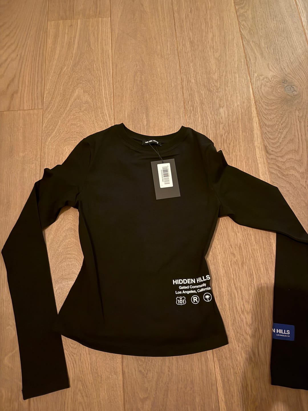 Customer photo review of LABEL LONGSLEEVE TOP BLACK