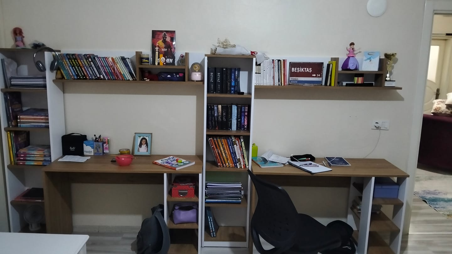 Customer photo review of Rani HA125 Kitaplıklı Raflı Çalışma Ofis Bilgisayar Masası Sepet Ceviz - Beyaz