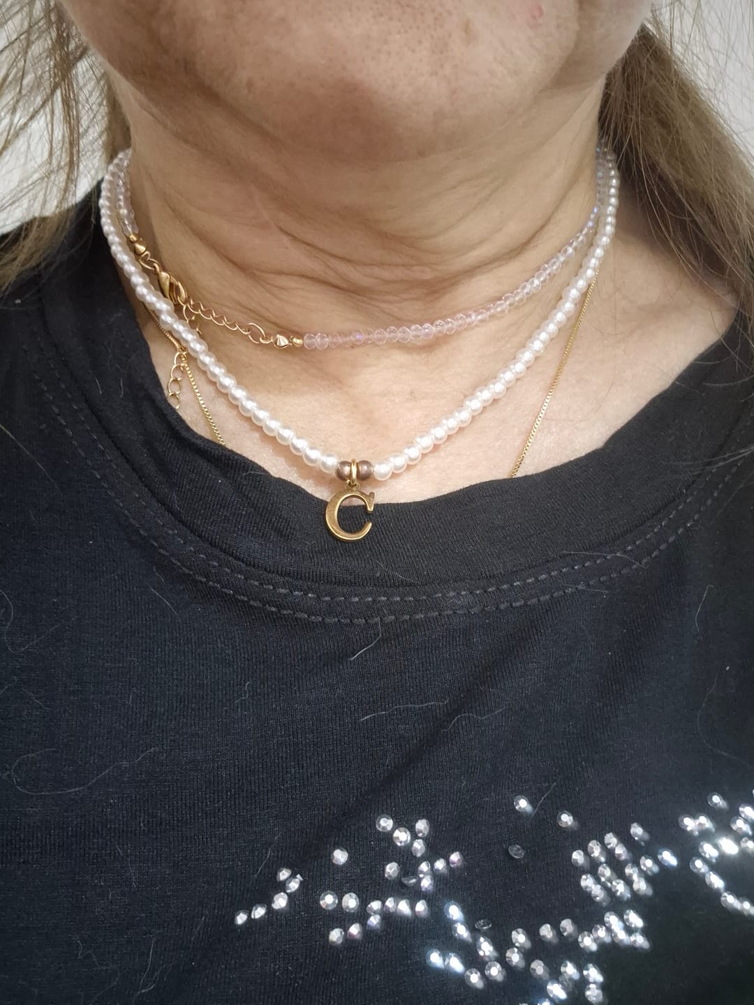 Customer photo review of Colar Letra Inicial Pérola Banhado em Ouro 18K
