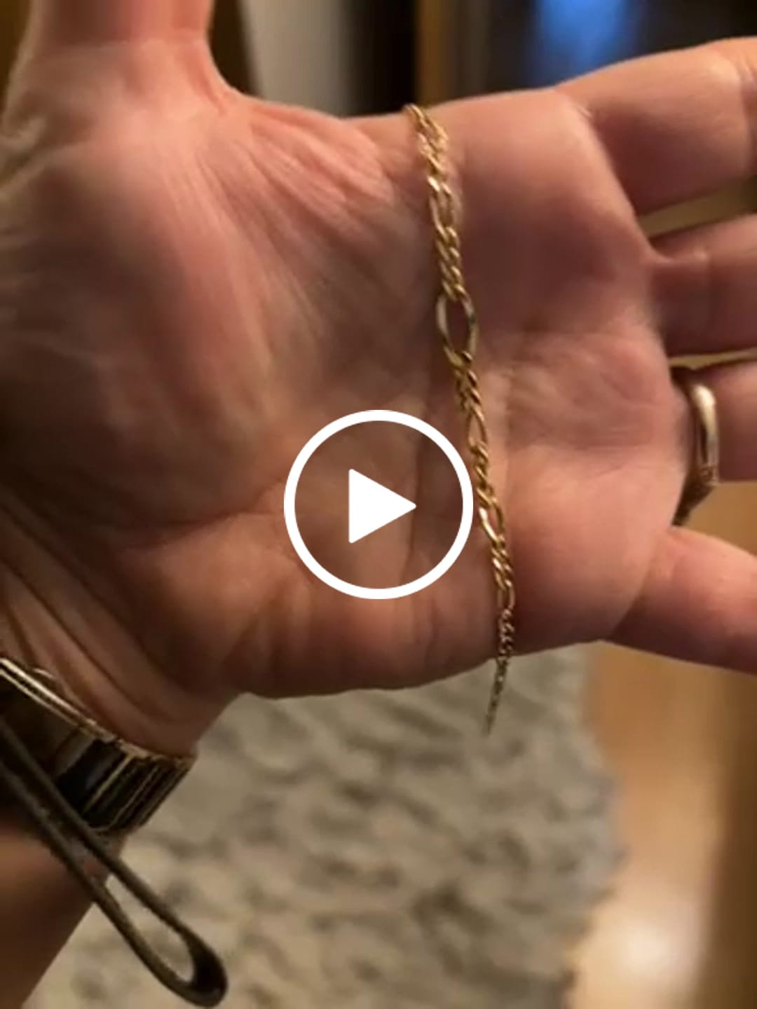 Customer video review of Armband Gelbgold 18k – Zanjir-e Figaro Conic – Yek Noghteh (Konisches Figaro-Armband, Einzel-Akzent)