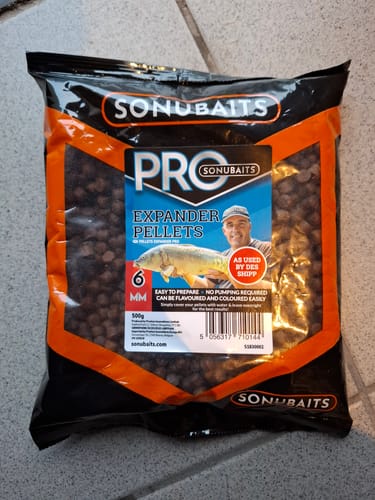 Recensent toont de verpakking van Sonubaits Pro Expander Pellets, waarbij de 6mm pellets zichtbaar zijn.