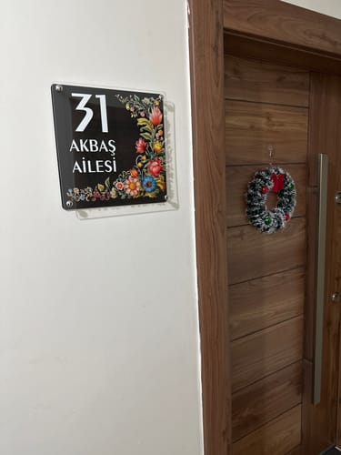 Çiçek Desenli Zarif Daire Kapı Tabelası için fotoğraflı müşteri yorumu