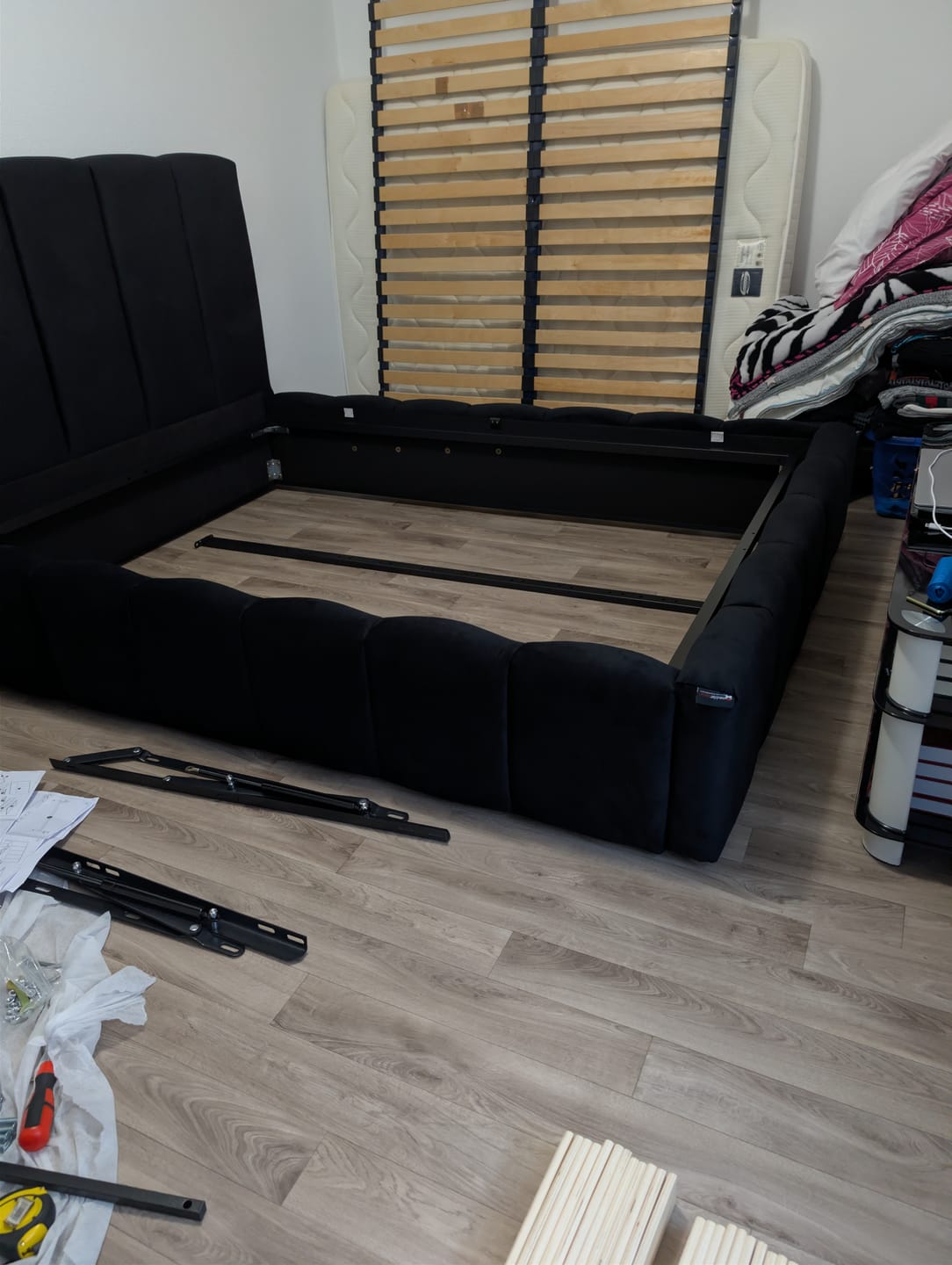 Customer photo review of Lit coffre design avec tête de lit matelassée - JADE