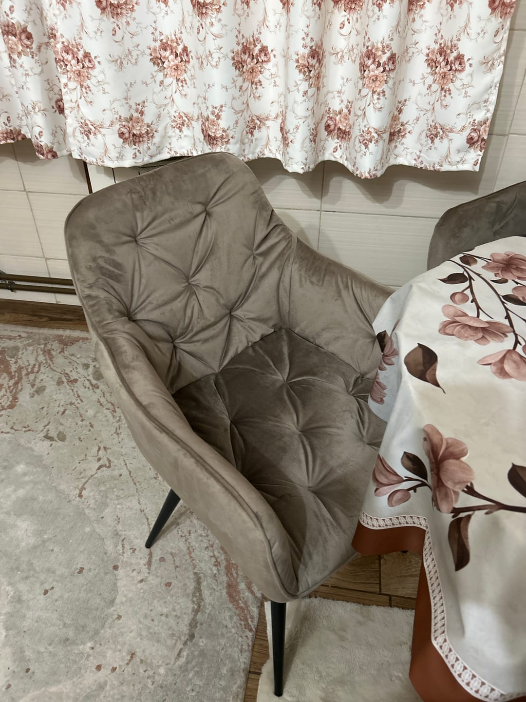Customer photo review of Scaun MANGO, bej/negru, stofa catifelata/metal, 57x45x83 cm