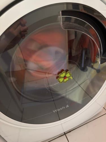 Kunde zeigt den Möwe Nee Hoodie in der Waschmaschine.