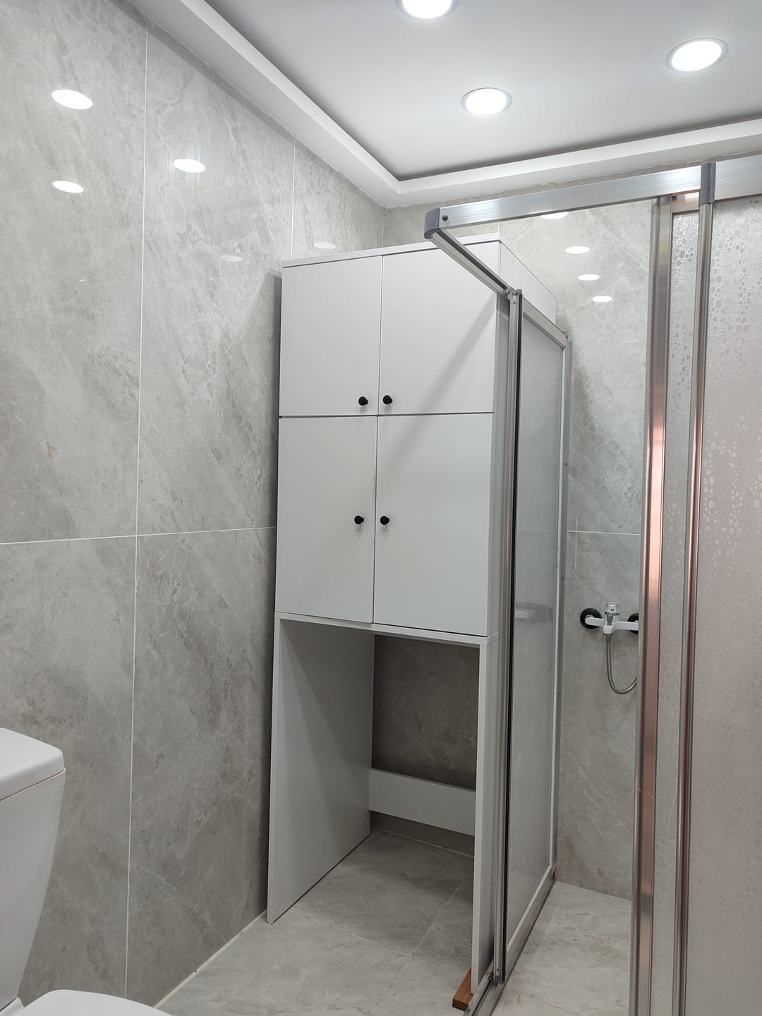 Customer photo review of Rani KD114 Çamaşır Makinesi Dolabı 4 Kapaklı 5 Raflı Banyo Dolabı Beyaz