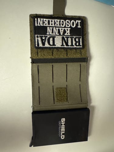 Customer photo review of Ausweisfach mit Hakenklett in Steingrau Oliv