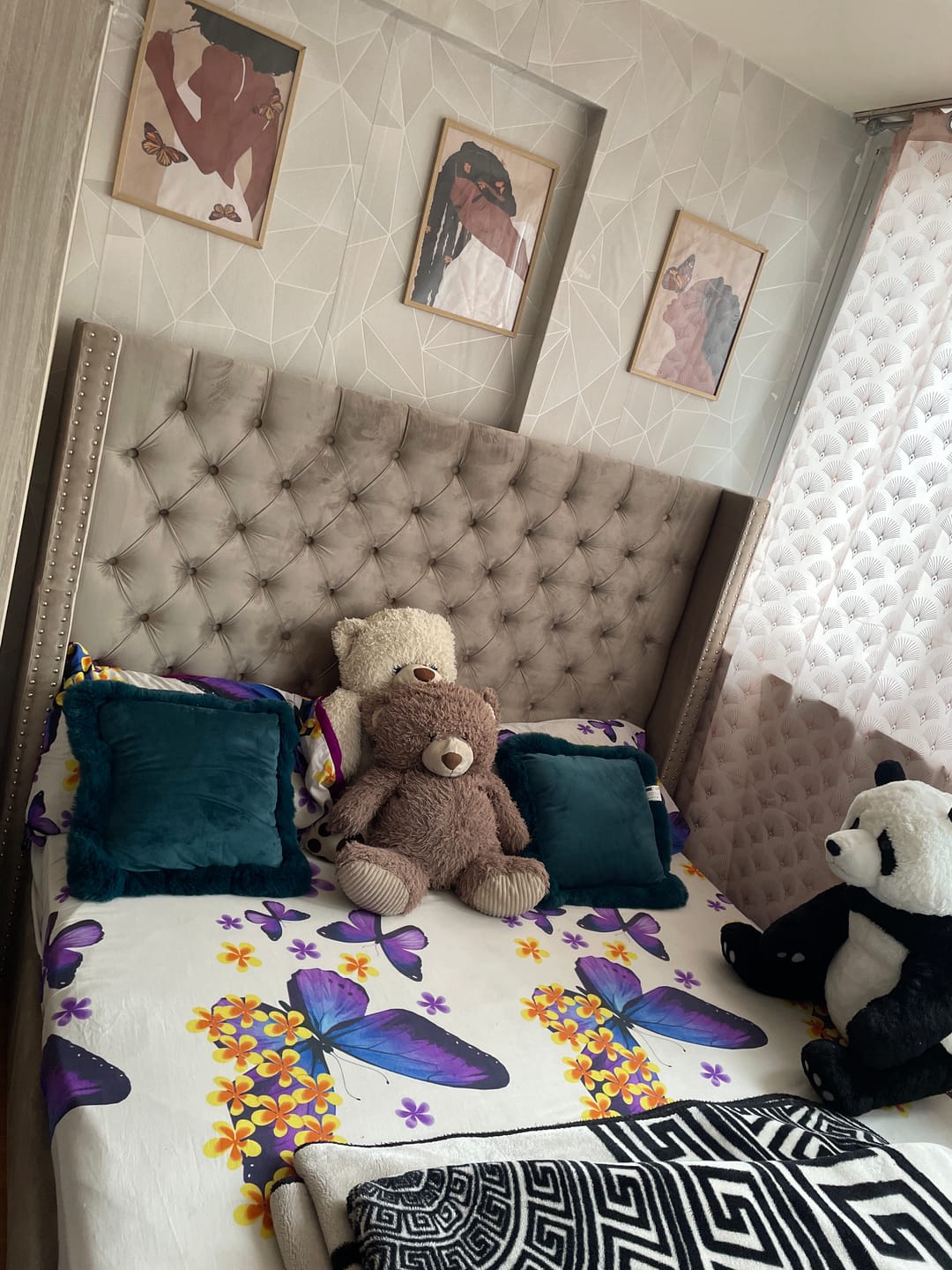 Customer photo review of Lit capitonné design velours avec grande tête de lit - ELARA
