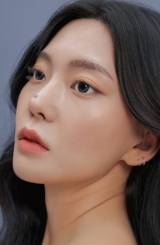 シークレティブクリスティン - グレーを着用したレビュアーのクローズアップ。光に当たると瞳が自然な青に見えます。