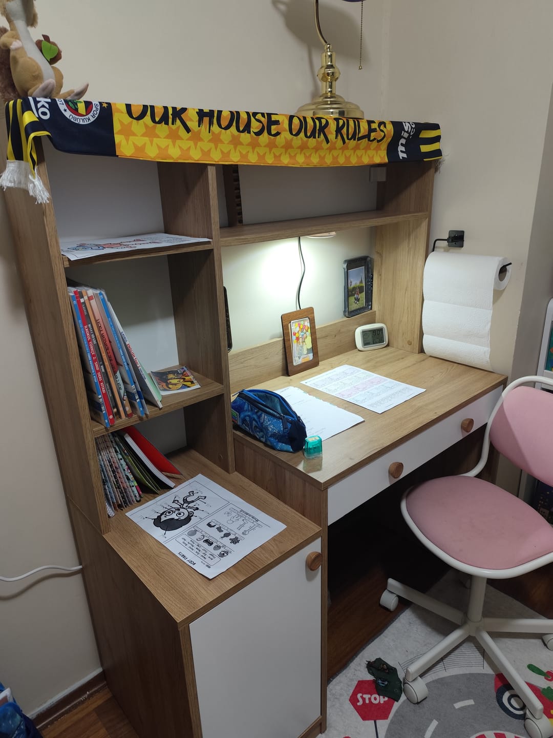 Customer photo review of Rani HA126 Kitaplıklı 4 Raflı  Kapaklı Çekmeceli Çalışma Ofis Bilgisayar Masası Sepet Ceviz - Beyaz