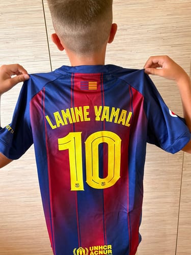 Cliente mostra il retro della maglia del Barcellona con la personalizzazione Lamine Yamal e il numero 10.
