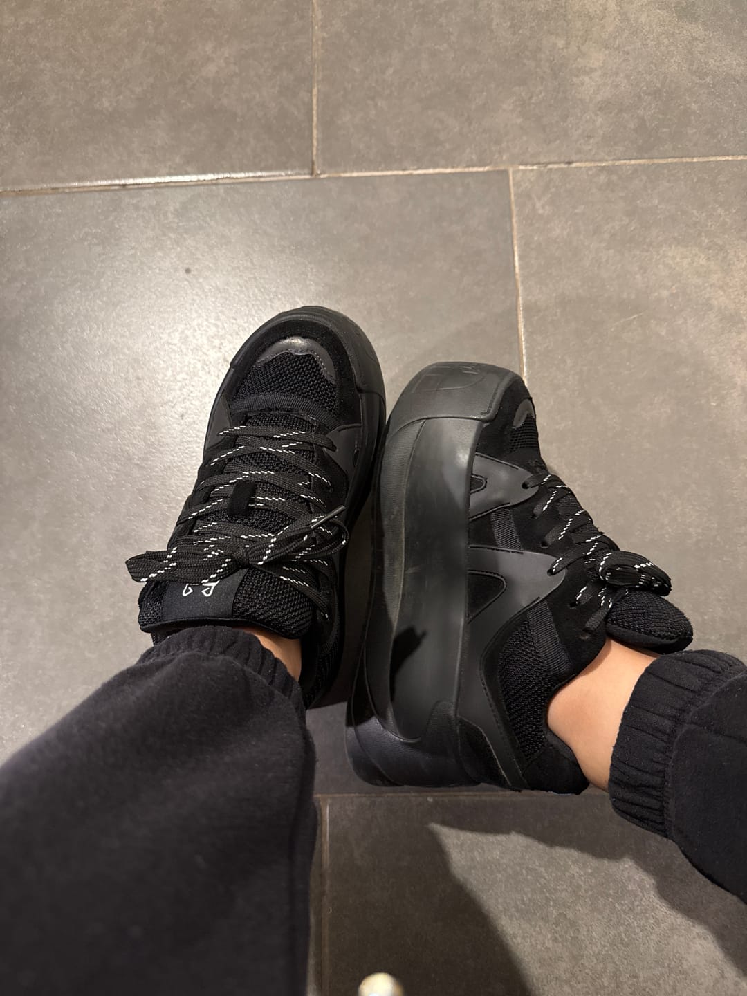 Customer photo review of Zapatilla Negra Mujer C7324