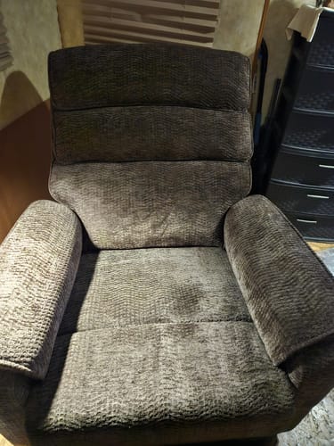 Customer photo of an Irene House 9188ET lift recliner at home