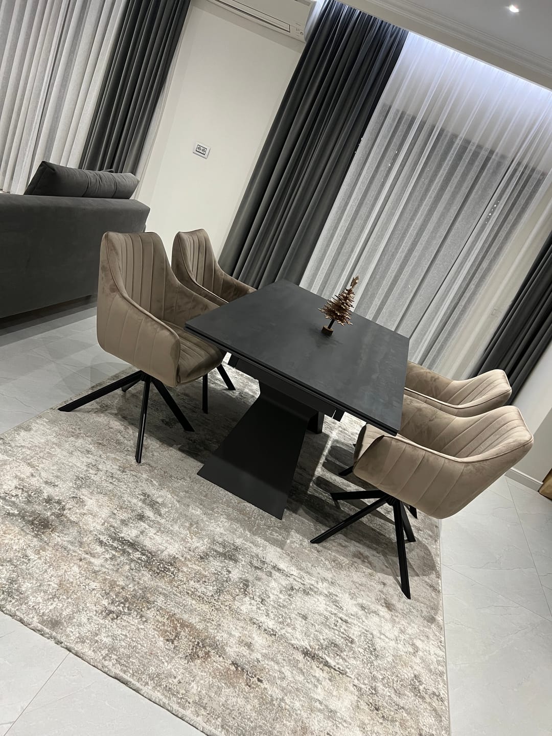 Customer photo review of Scaun rotativ AZALIA, bej inchis/negru, stofa catifelata/metal, 61x44x86 cm