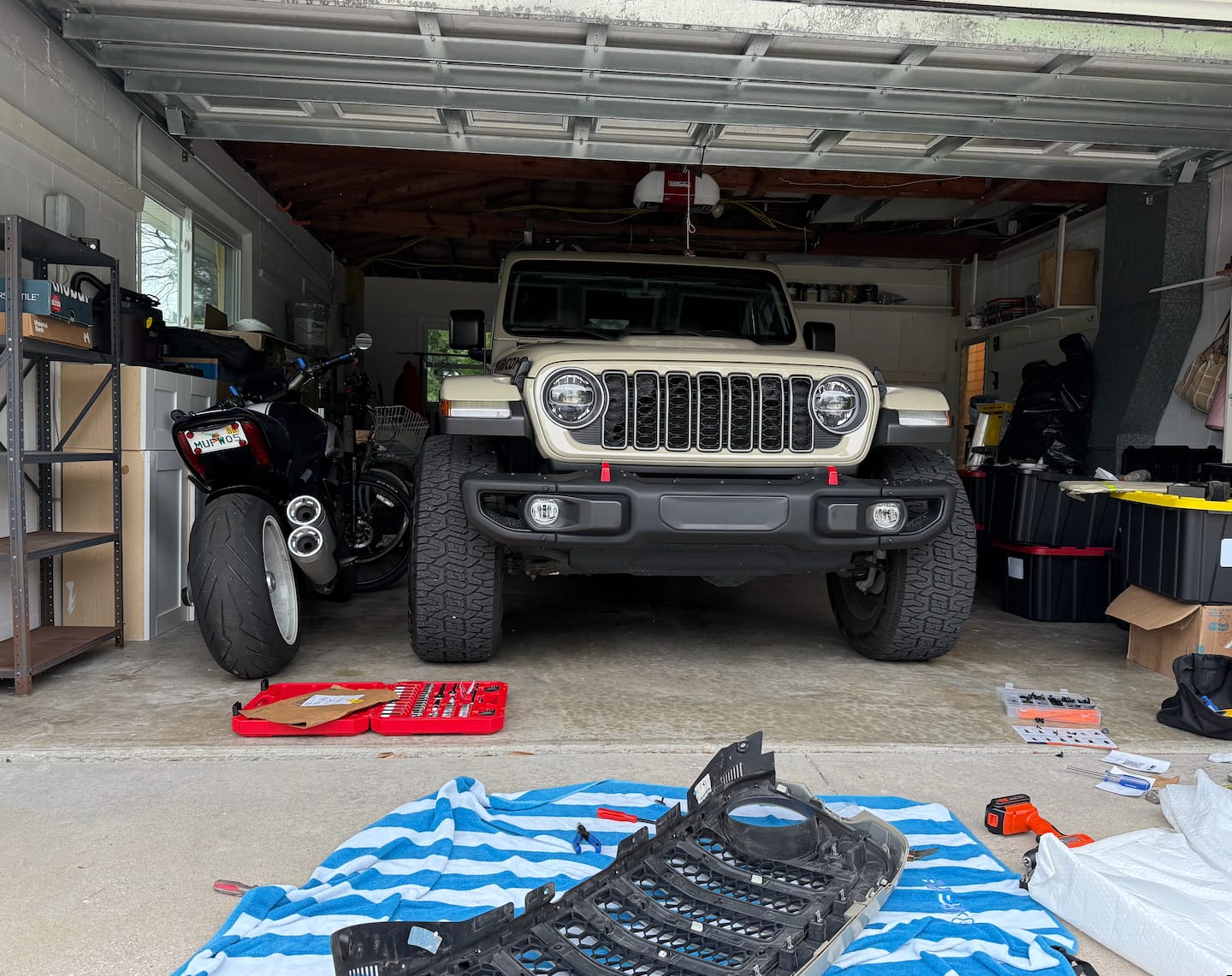Customer photo review of 18-25 OEM Color Matched Front Grille for Wrangler JL/Gladiator JT