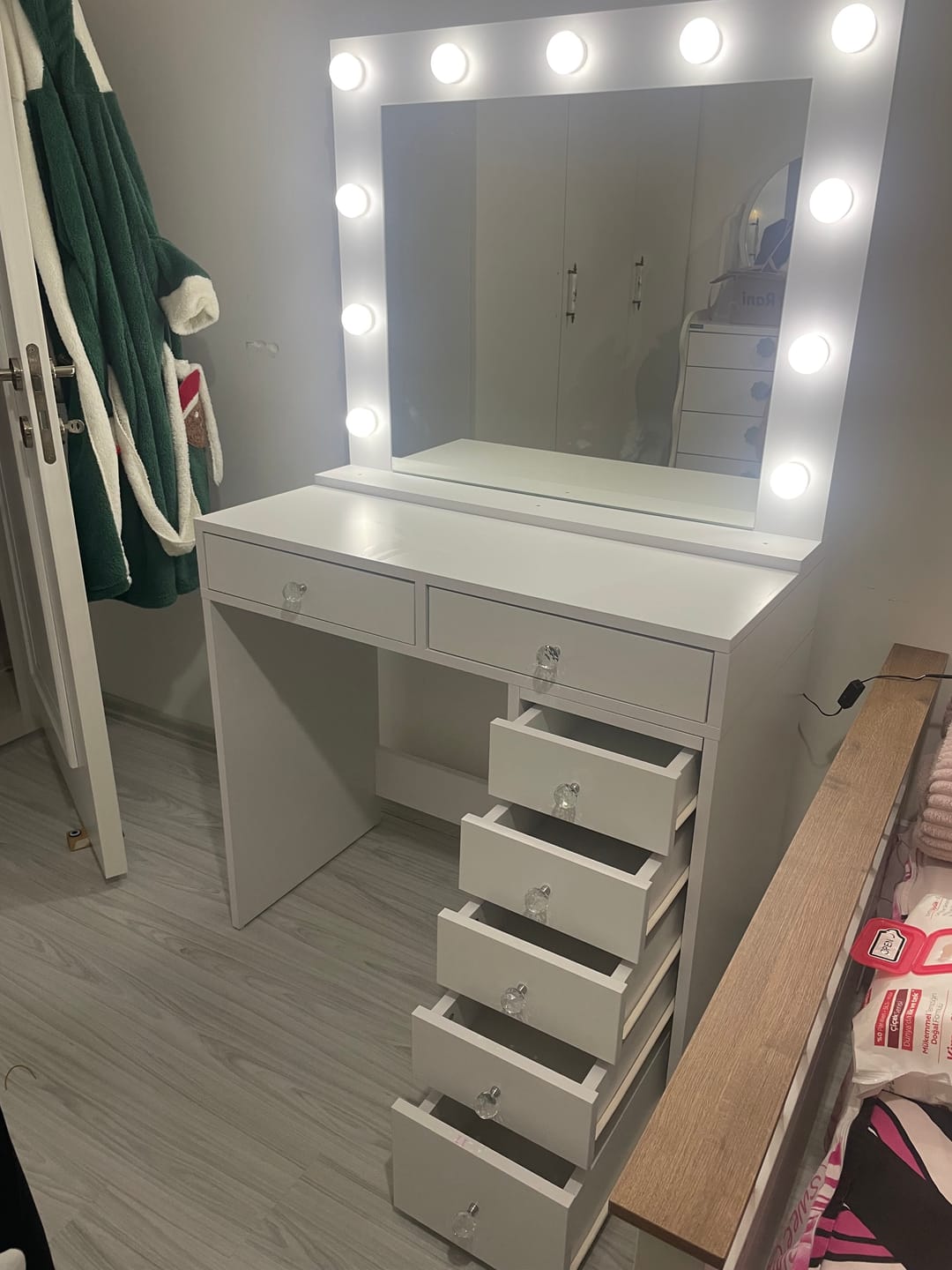Customer photo review of Rani BJ115 Hollywood Işıklı Aynalı Kulis Makyaj Masası 7 Çekmeceli Takı Düzenleyici Beyaz