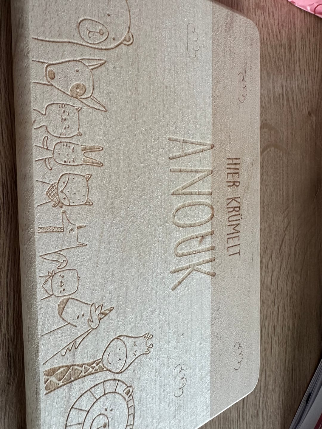 Customer photo review of Frühstücksbrettchen Holz personalisiert Tierfamilie Krümelt
