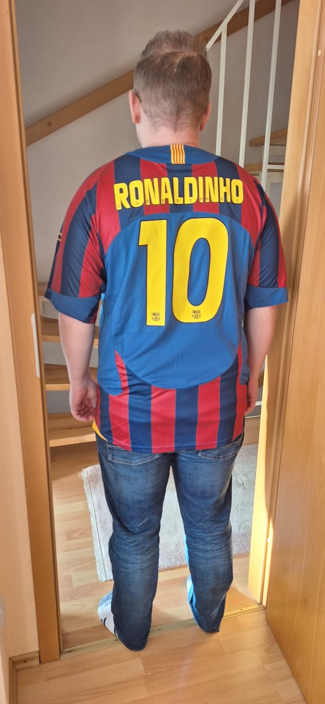 Customer photo review of Ronaldinho Gaucho Barcelona 2006 Final Retro Short Sleeve Football Jersey