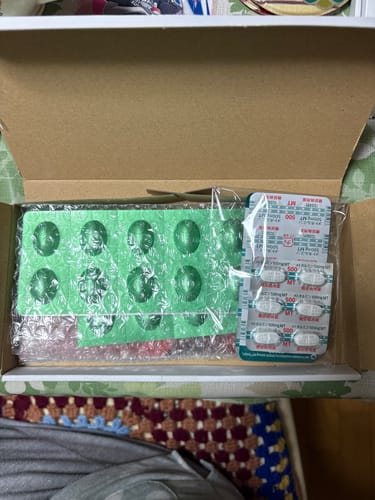 購入者によるアンチエイジングセットのレビュー写真。箱の中にリベルサスとメトホルミンのブリスターパックが入っている。