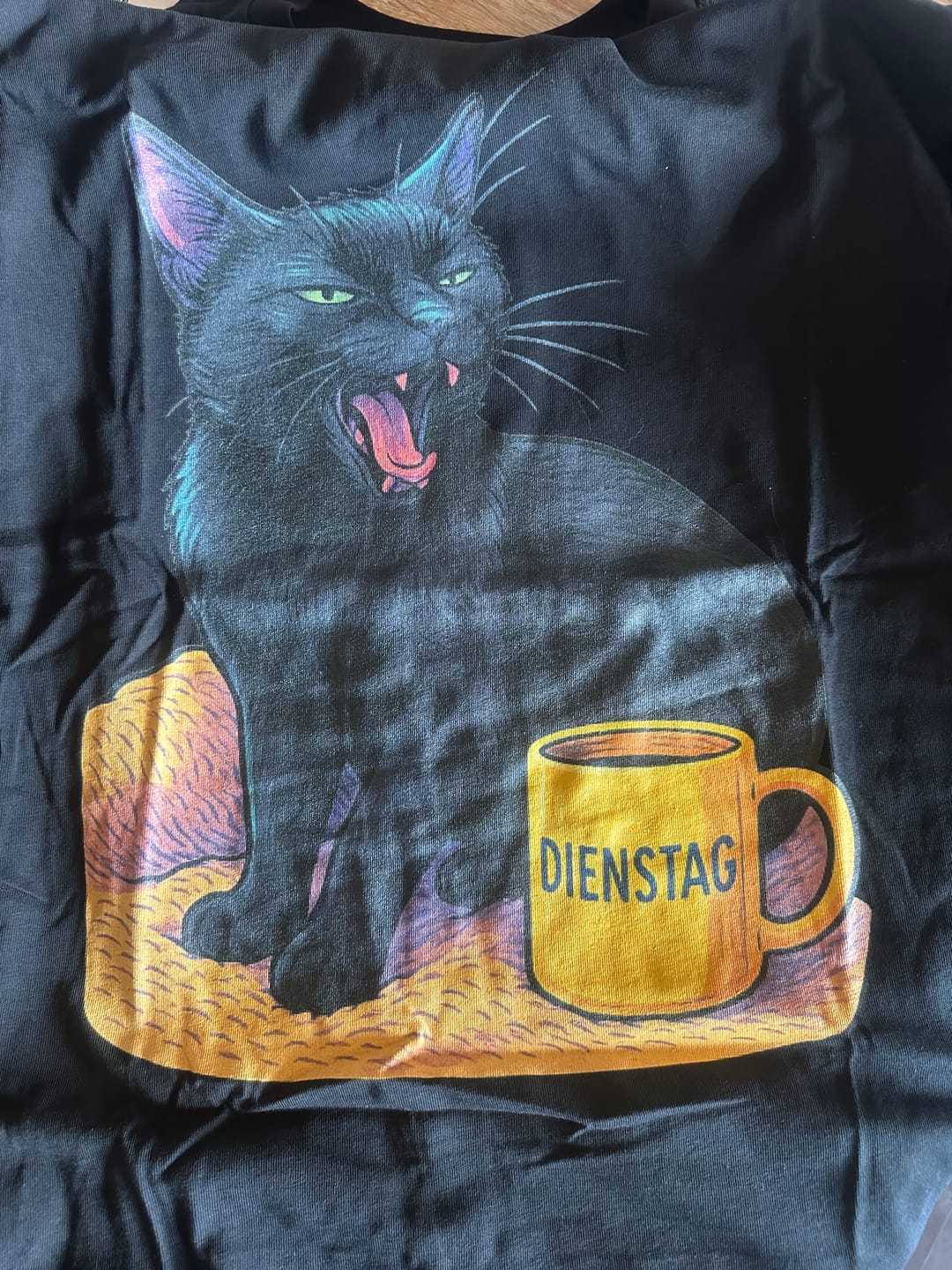 Customer photo review of Cat Weekday Mood Dienstag - Individuelles Premium T-Shirt