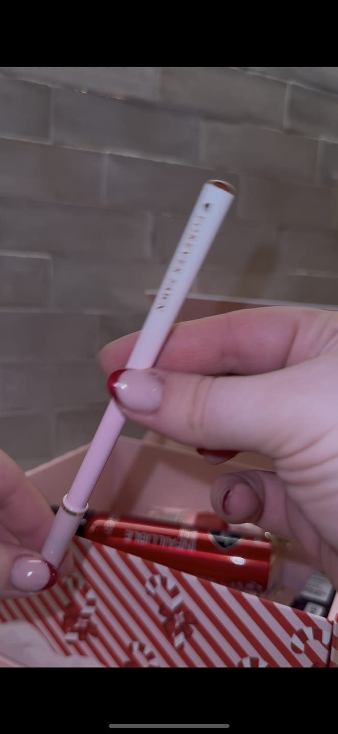 Recensione fotografica del cliente della matita per labbra affilabile P. Louise