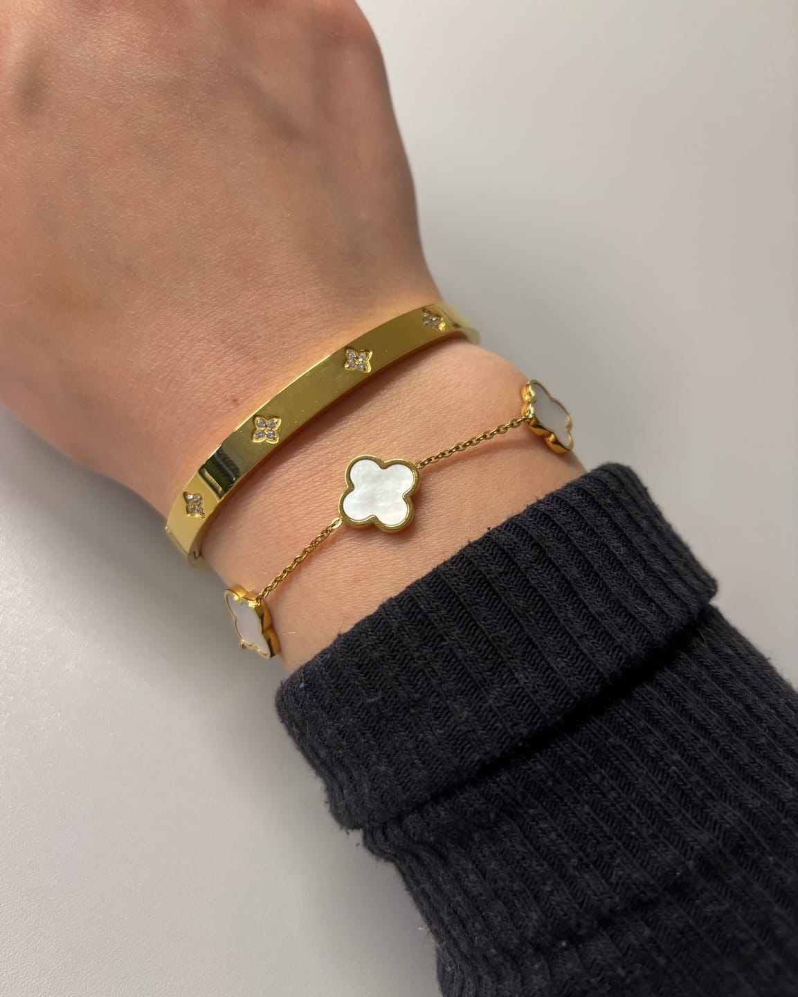 Customer photo review of Clover Stone Armreif | 18K vergoldet