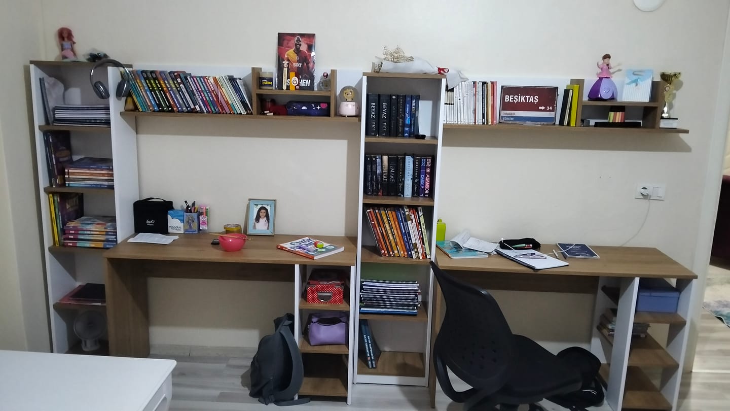 Customer photo review of Rani HA125 Kitaplıklı Raflı Çalışma Ofis Bilgisayar Masası Sepet Ceviz - Beyaz