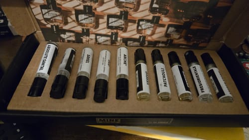 Recensione di un cliente del Set campioni orientali e legnose, con i flaconi campione allineati nella scatola aperta.