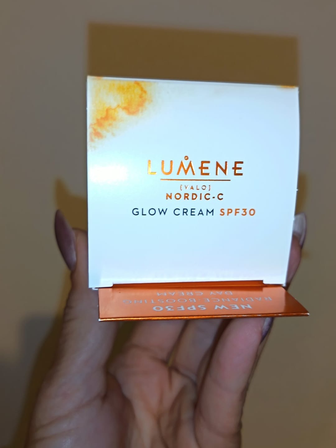 Customer photo review of Дневен крем с витамин C SPF30 за блясък и сияние за всеки тип кожа Lumene NORDIC-C Valo
