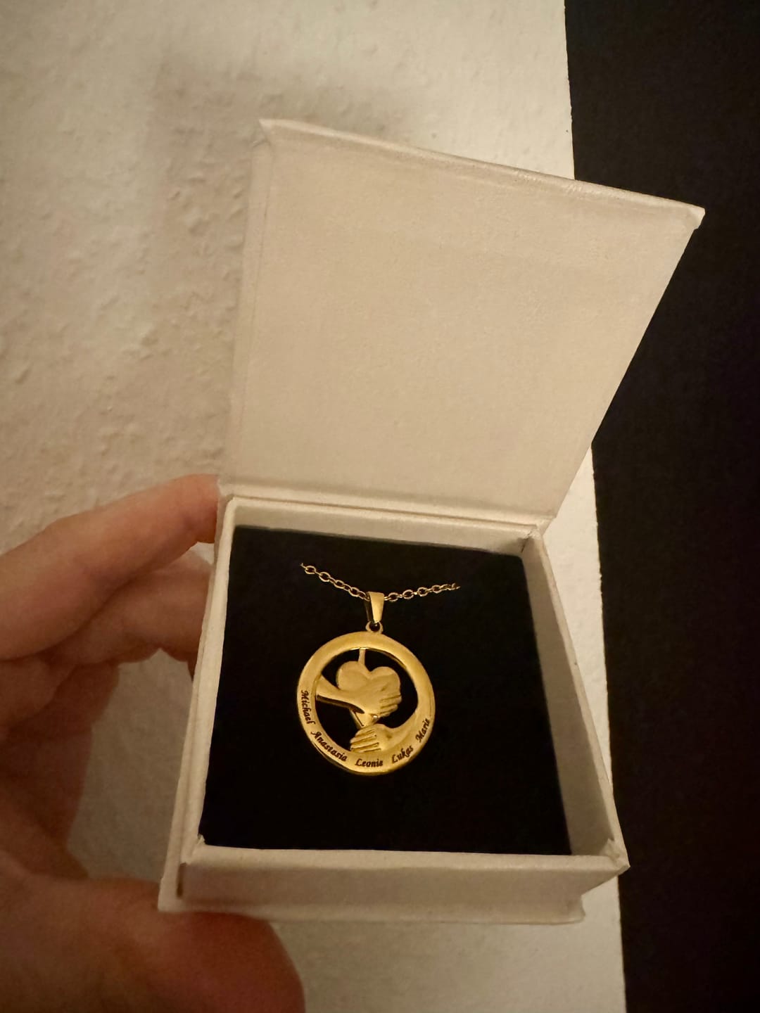 Customer photo review of Umarmendes Herz – Namenskette